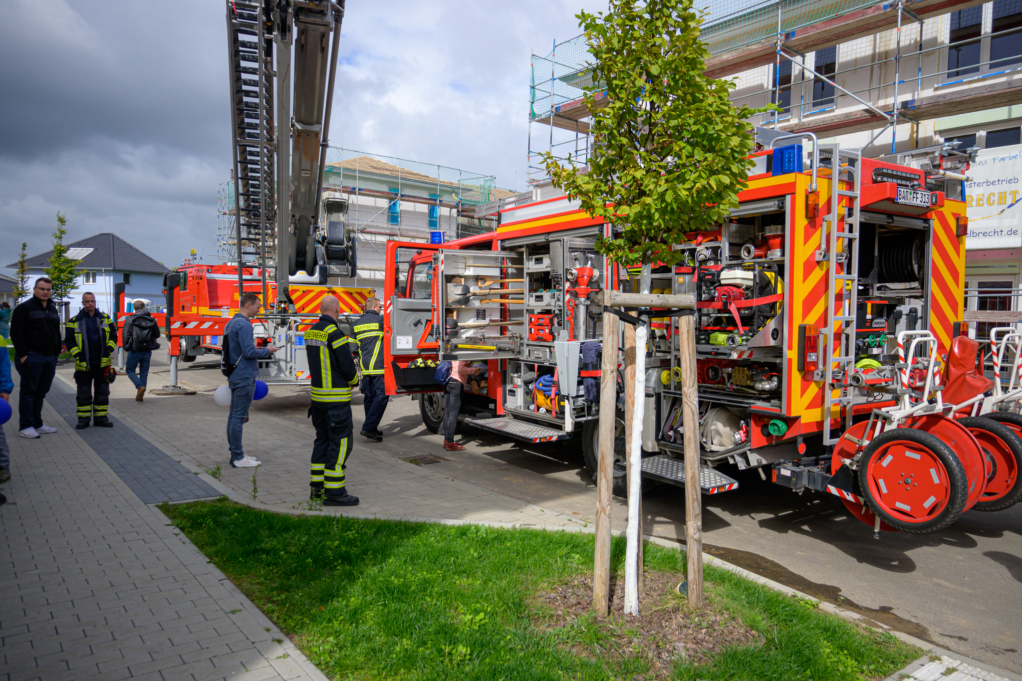 Die Bernauer Feuerwehr kam mit zwei Fahrzeugen zum Ballonviertel-Fest der Wohnungsgenossenschaft EINHEIT Bernau und zeigte, was damit geht.