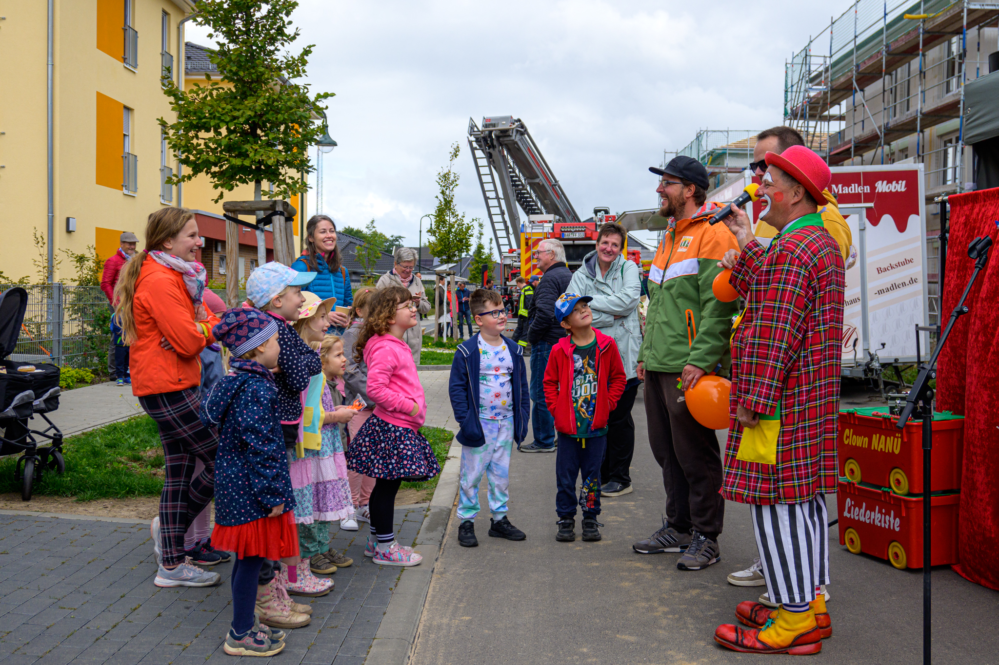 Clown Nanü hatte zum Ballonviertel-Fest der Wohnungsgenossenschaft EINHEIT Bernau viel Spaß für die Kids im Gepäck.