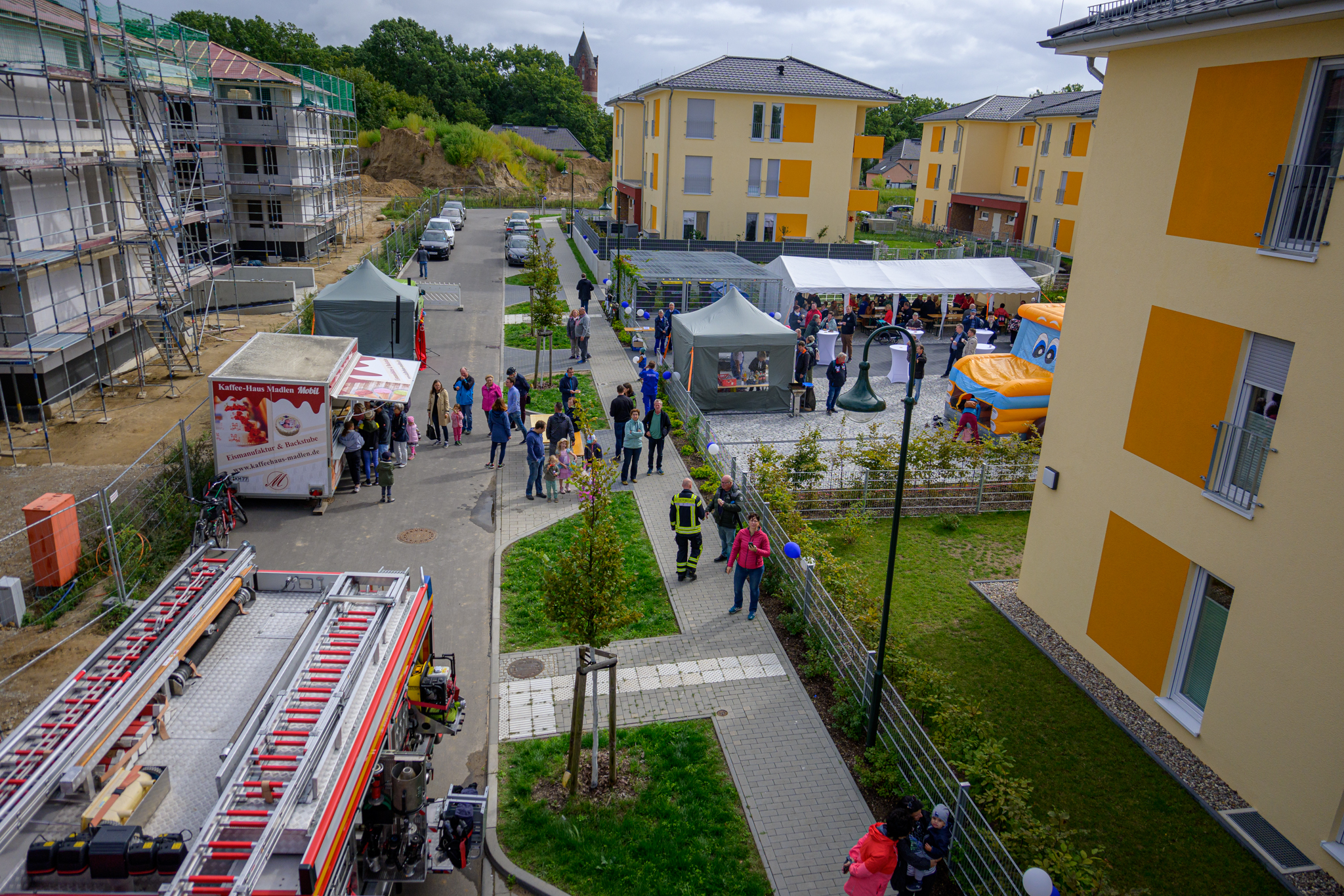 Von der Drehleiter der Bernauer Feuerwehr ließ sich das Ballonviertel-Fest der Wohnungsgenossenschaft EINHEIT Bernau gut überblicken.
