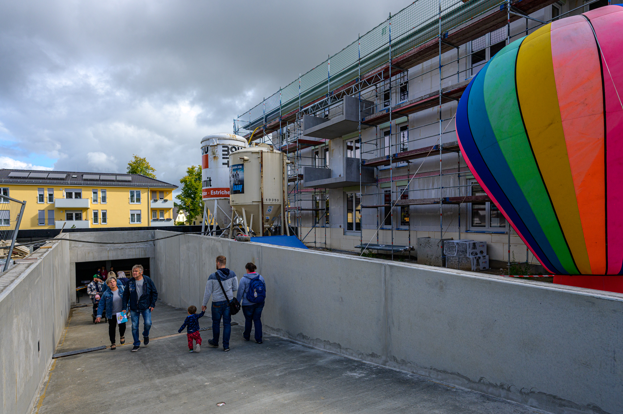 Viele Besucherinnen und Besucher nutzten beim Ballonviertel-Fest der Wohnungsgenossenschaft Einheit Bernau die Gelegenheit, den Rohbau der nächsten vier Häuser zu besichtigen.